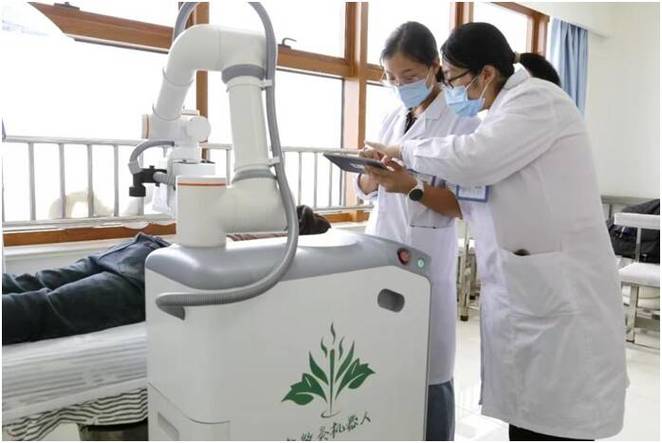 成都养老机器人上岗
