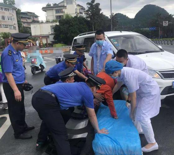 澳门资料百科:5人骑1辆电动车被罚
